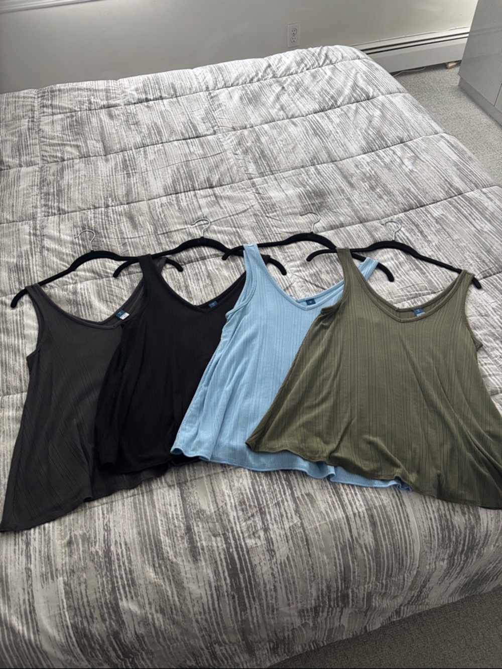 Old Navy Luxe Ribbed Knit Double V-neck Flowy Tank Tops - XSmall